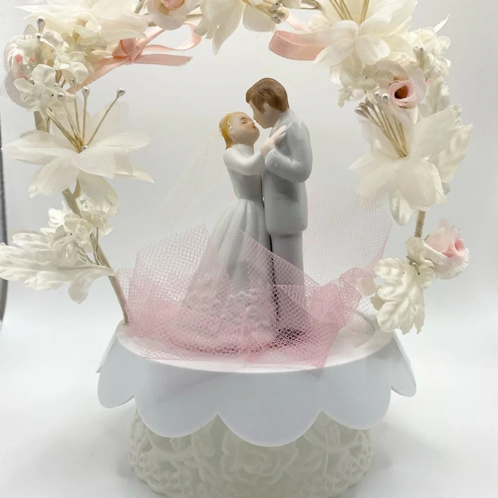 VTG 50s 60s Wedding Cake Topper Porcelain Bride & Groom Couple in Flower Arch